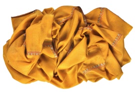 Sennepsfarvet cashmere sjal med broderede kanter