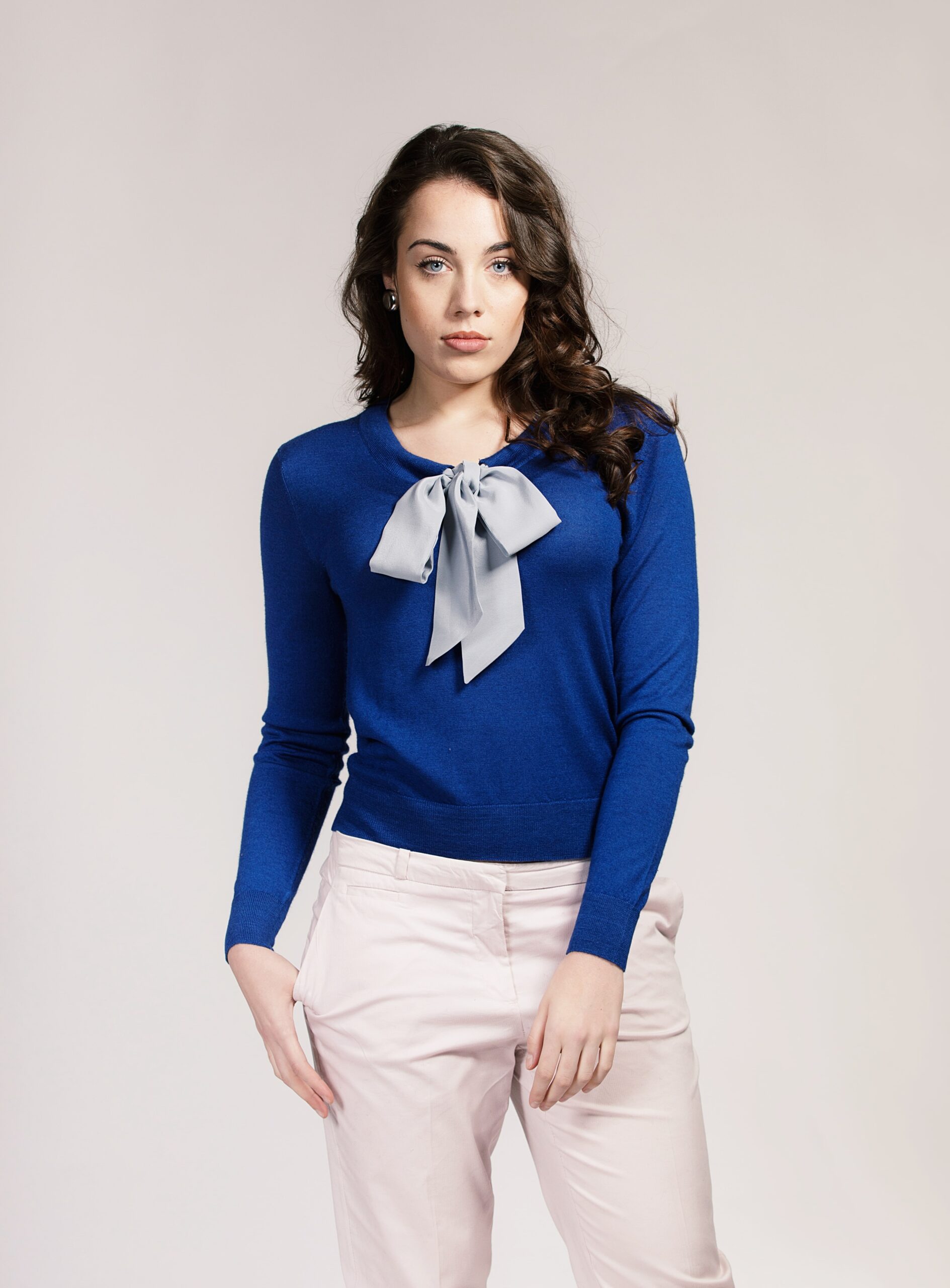 Blue Sweater in Cashmere and Silk w. Grey Pussy-Bow
