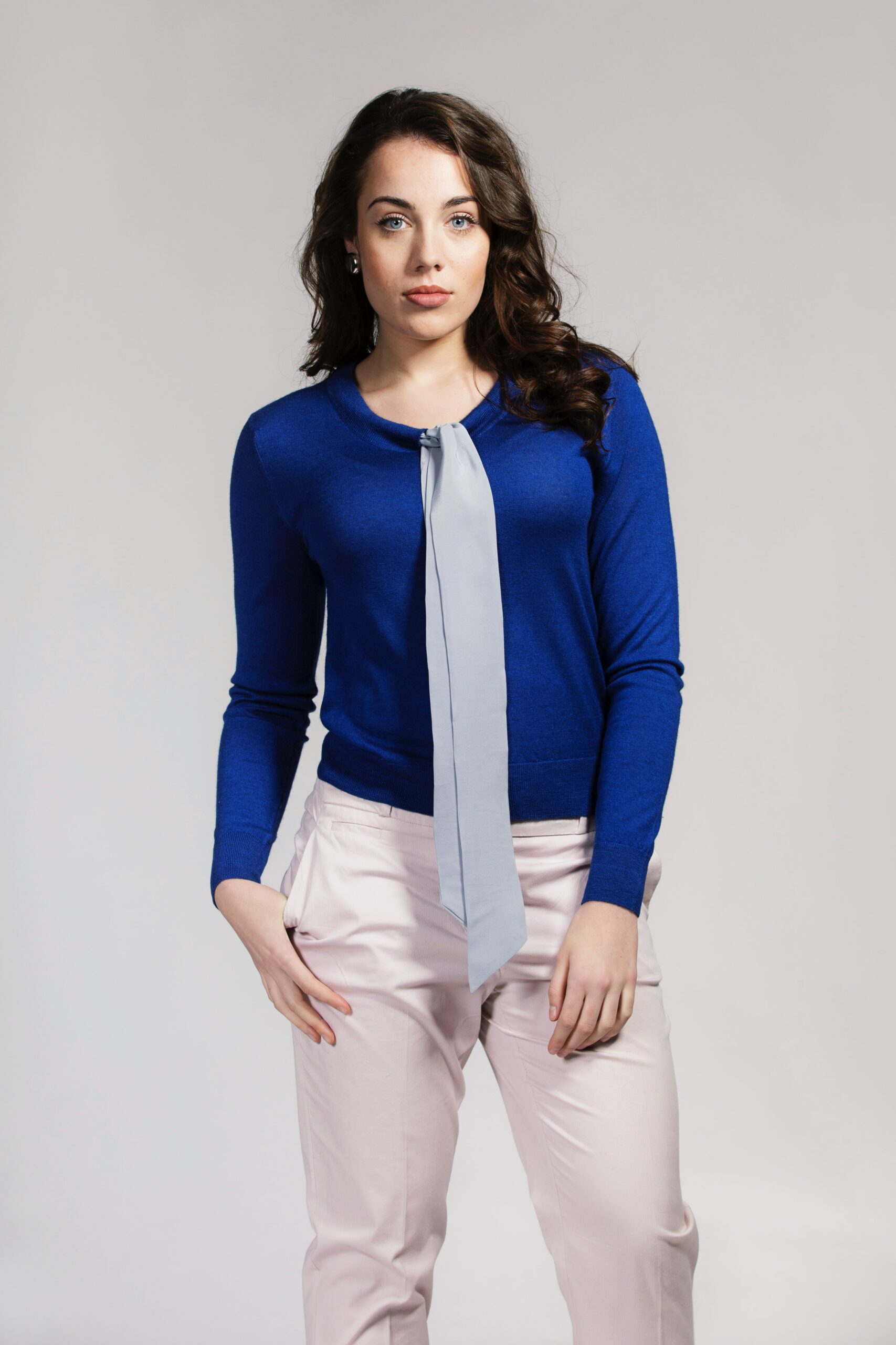 Blue silk cashmere sweater with silver silk tie by Asneh