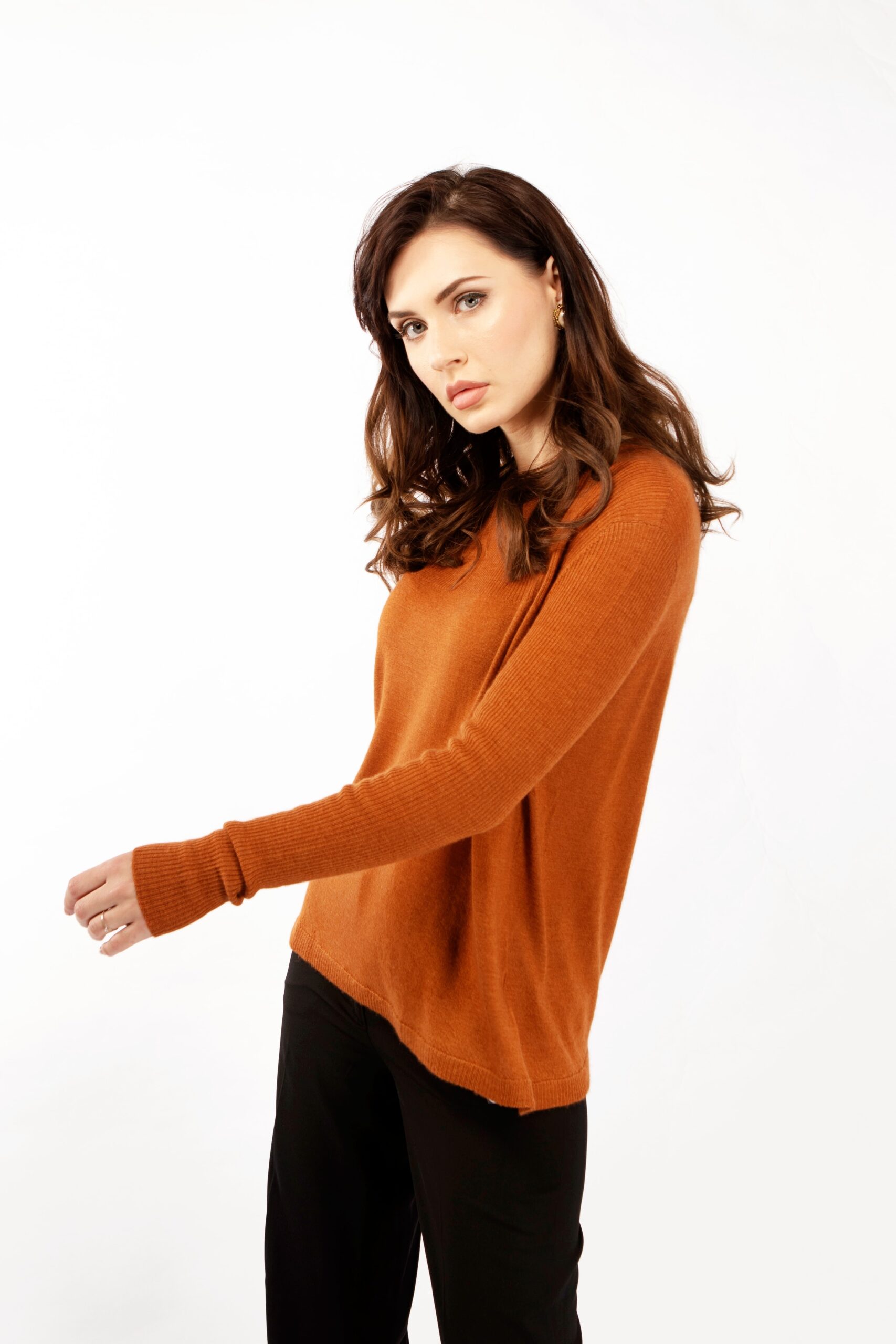 Leather brown fine knit cashmere sweater with rib knit by Asneh