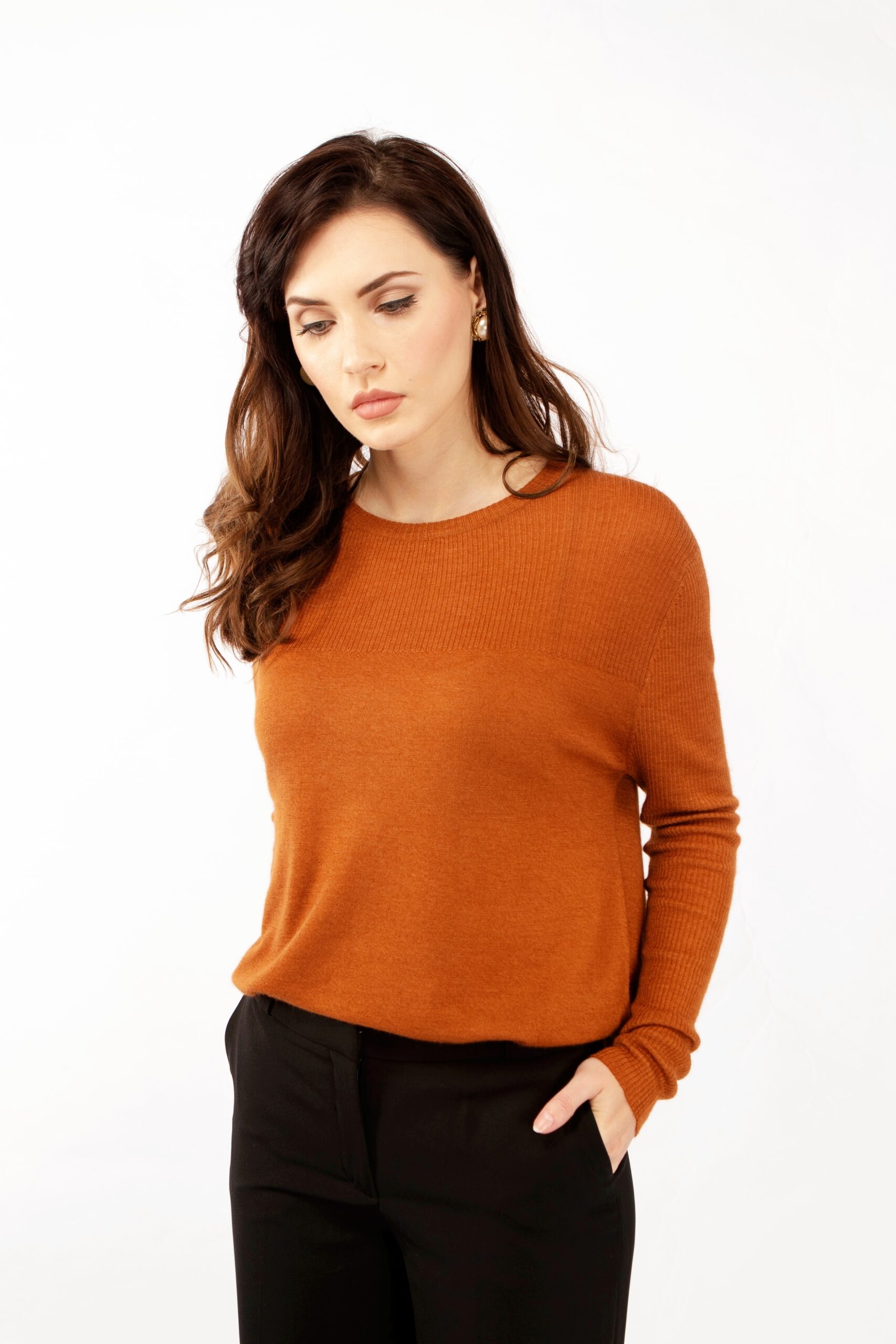 Leather brown fine knit cashmere sweater with rib knit by Asneh. Tucked in at front