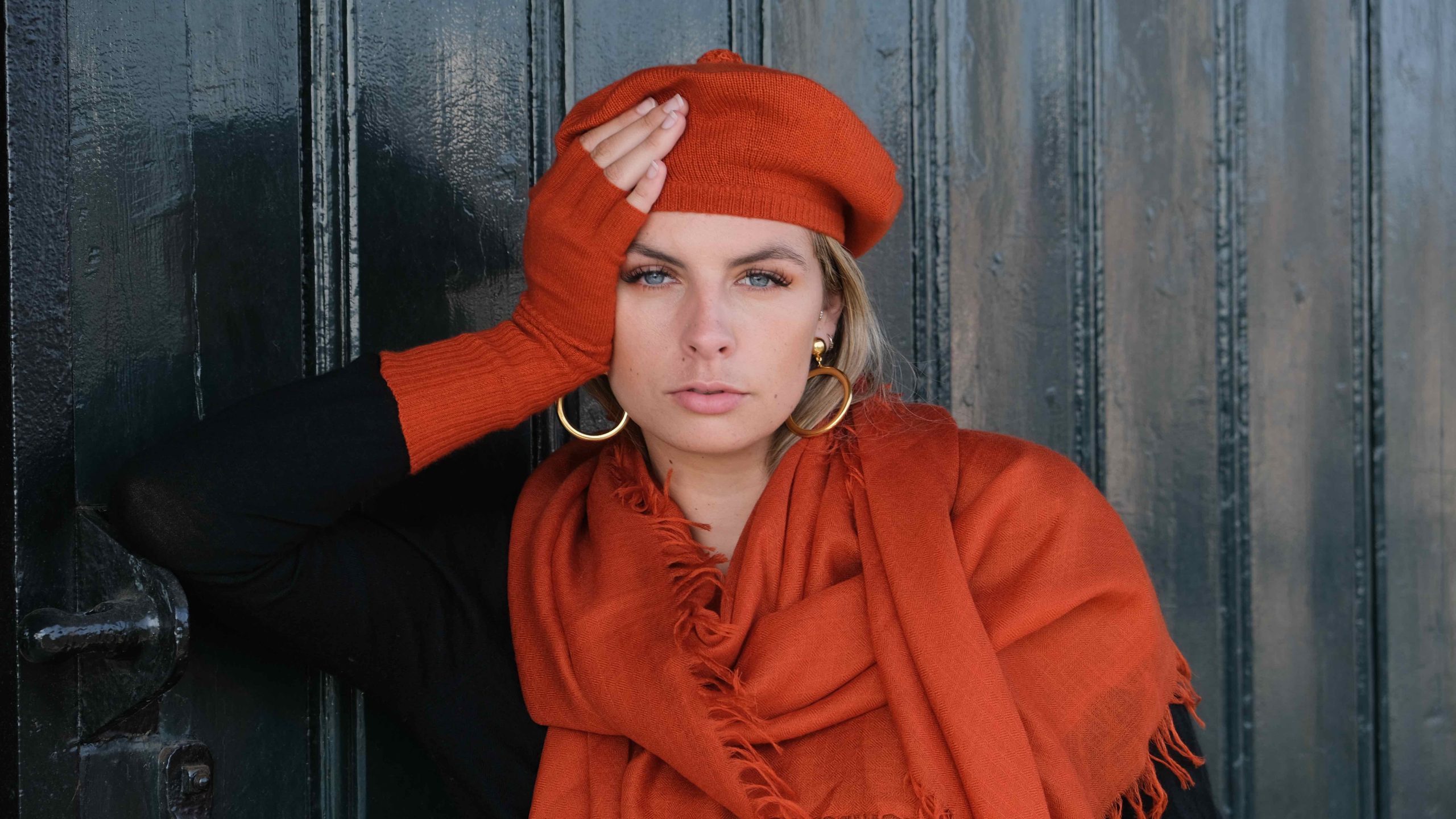 Orange pom-pom beret knitted in silk cashmere