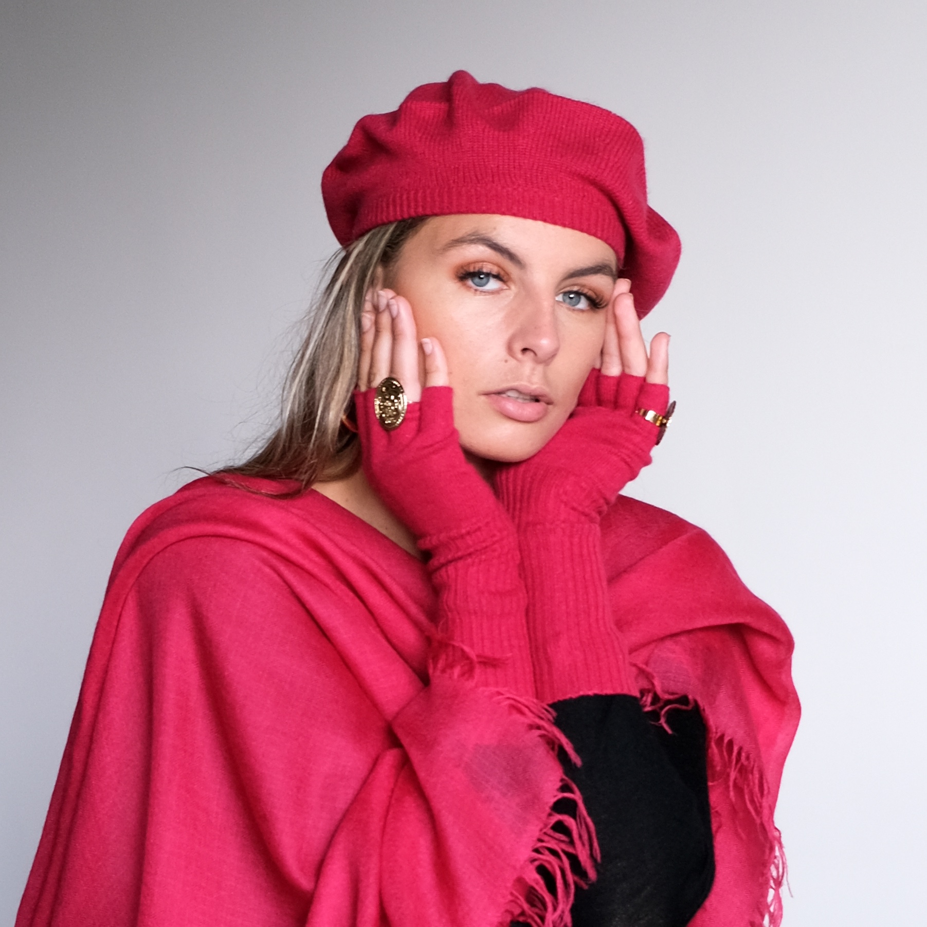 Magenta Red pom-pom beret knitted in silk cashmere