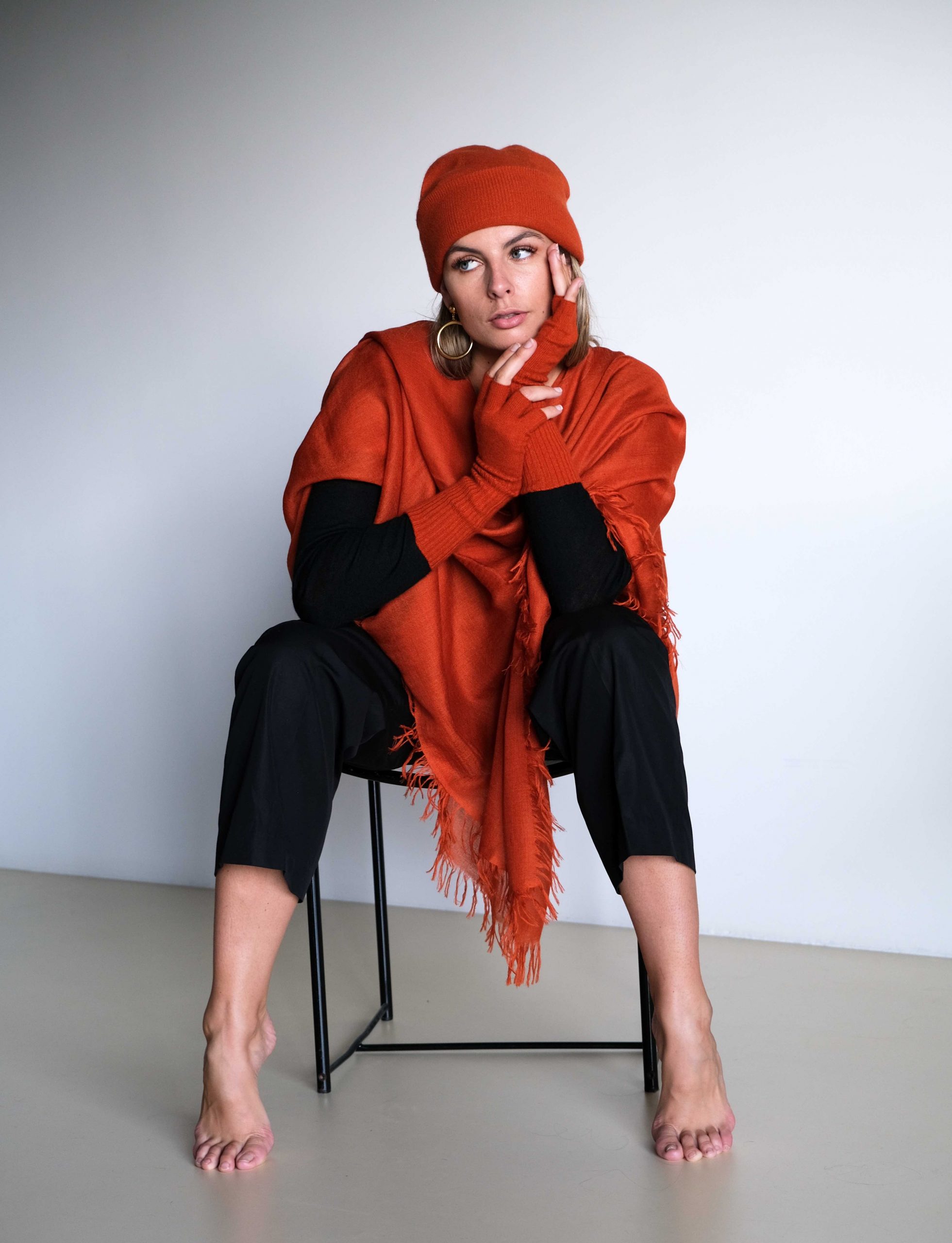 Cashmere beanie and cashmere scarf in orange_4272