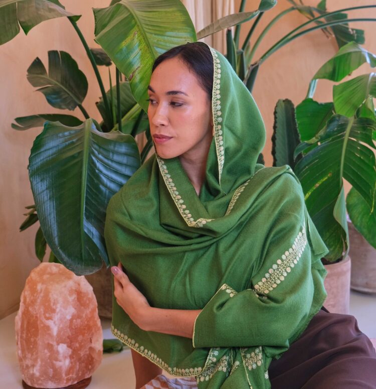Green embroidered cashmere scarf pashmina